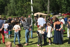 Midsommar, dans runt stång