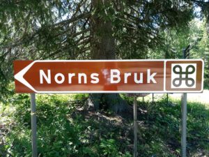 Brun vägskylt Norns Bruk